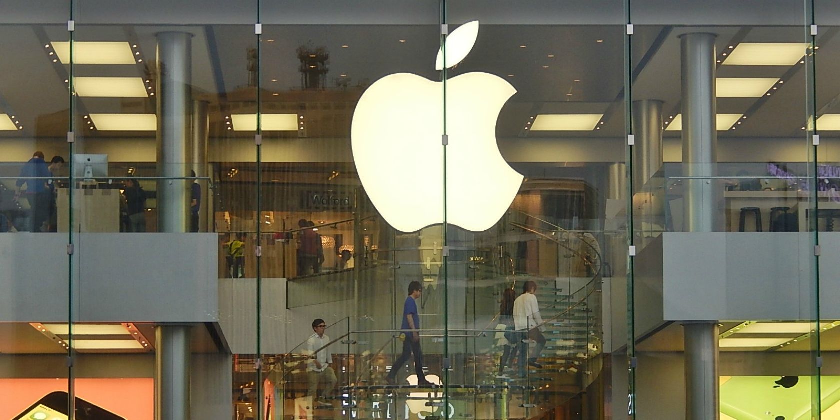 apple-invites-you-to-queue-for-an-iphone-x-makeuseof
