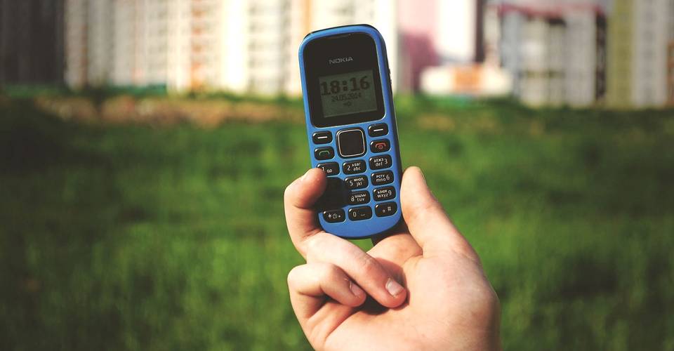 Best Dumb Phone 2021 The 5 Best Dumb Phones | MakeUseOf