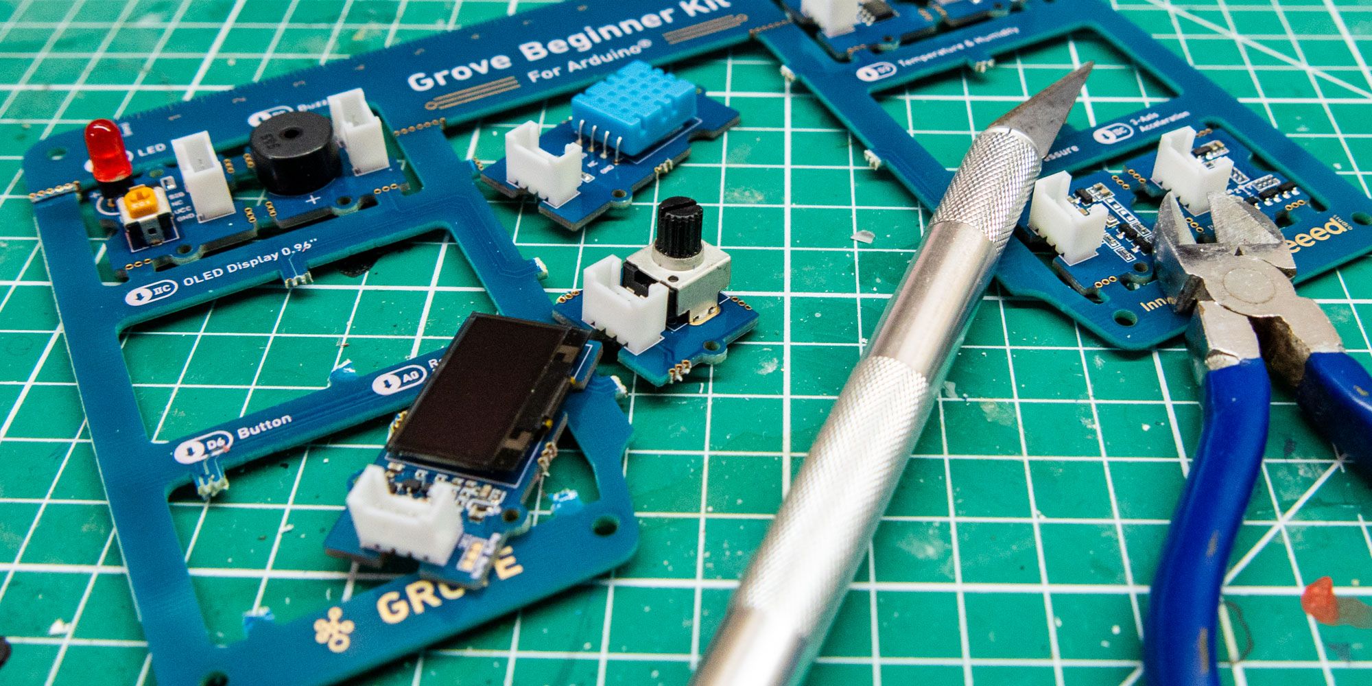 Grove Beginner Kit für Arduino Review: Das bisher beste Arduino Starter Kit - grove beginner kit cutting