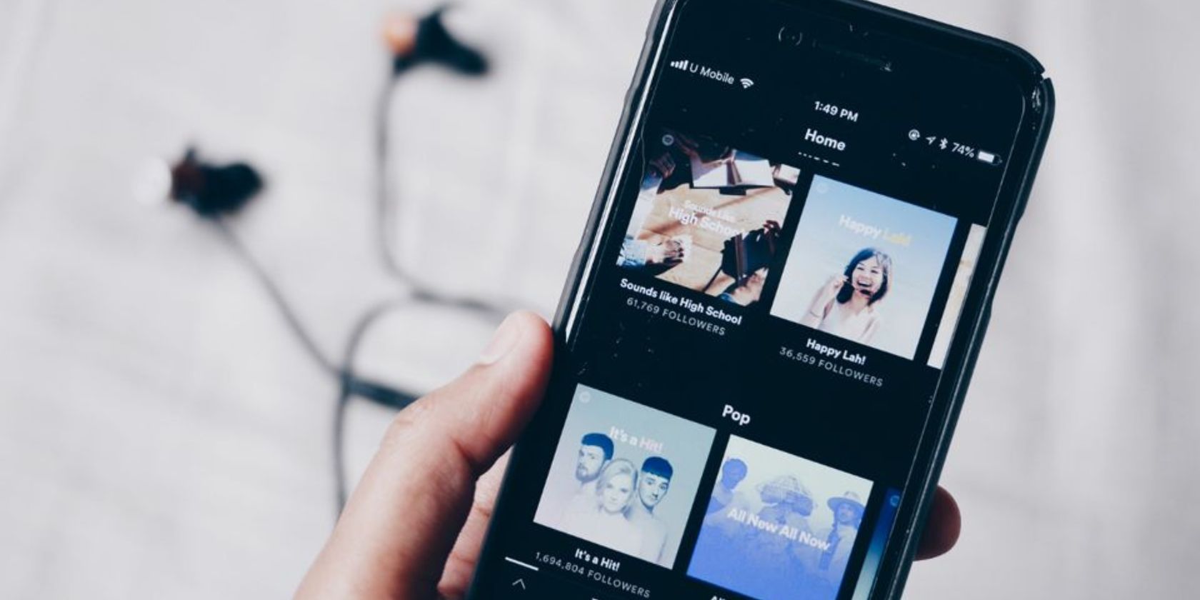 listening to spotify on smartphone - Spotify e Apple Music: qual è il miglior servizio di streaming musicale?