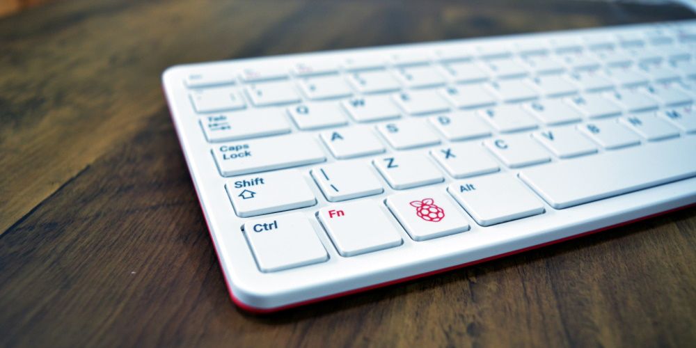 muo review pi400 button - Il Raspberry Pi diventa maggiorenne con il computer desktop Pi 400