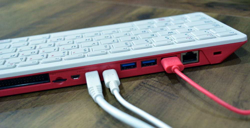 muo review pi400 cables back - Il Raspberry Pi diventa maggiorenne con il computer desktop Pi 400